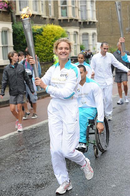 наталья водянова несет паралимпийский огонь