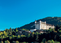 На фоне альпийских домиков-шале возвышается средневековый замок. Он может стать твоим домом. На время...