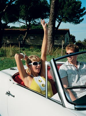 топ, Milly; легинсы, American Apparel; очки, CK Calvin Klein; серьги, Kenneth Jay Lane; браслеты, Adia Kibur;рубашка, Modern Amusement; очки, Oliver Peoples