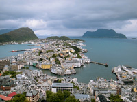 Волшебный город Олесунд лежит прямо на воде.