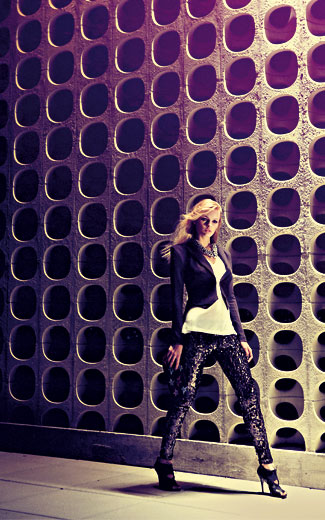 Приковывая взгляды Приковывая взгляды