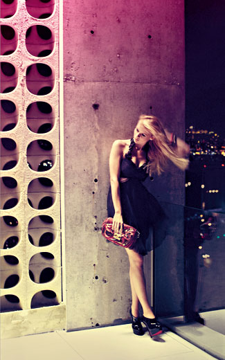 Приковывая взгляды Приковывая взгляды