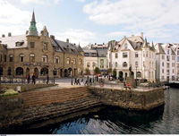 Каменные набережные Олесунда. Очень по-средиземноморски, не правда ли?