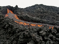 Лава на вулкане Пакайя в метре от нас