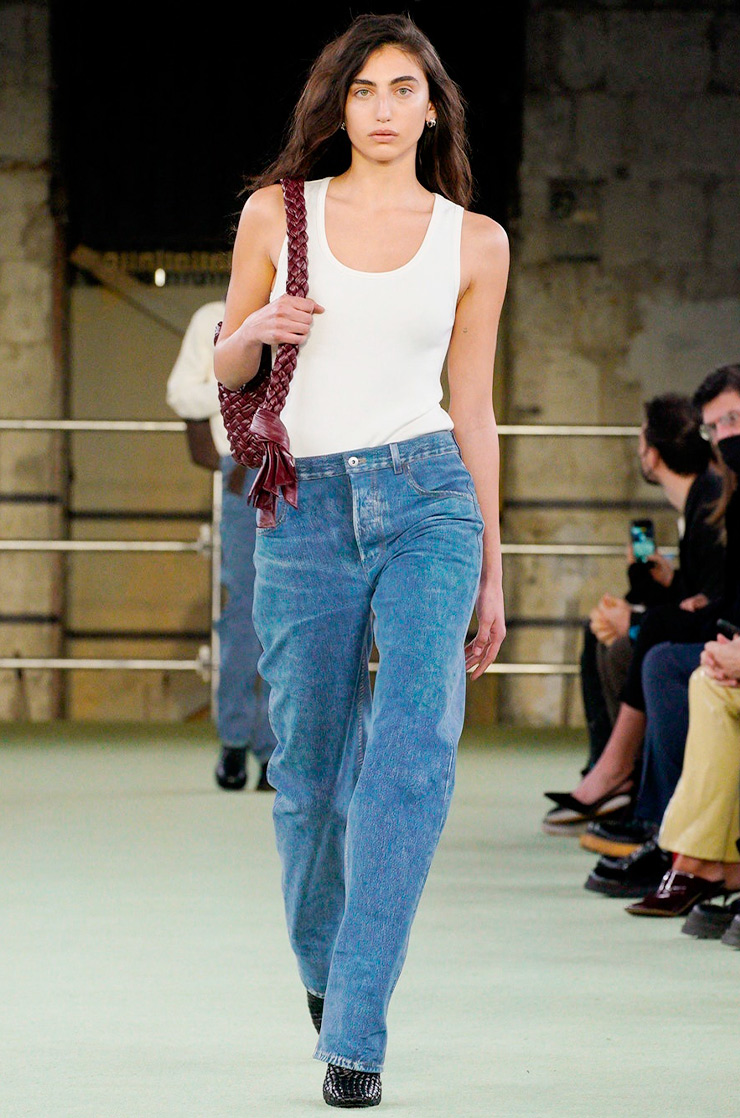 4 ключевых тренда на деним: какие джинсы носить осенью, чтобы быть модной