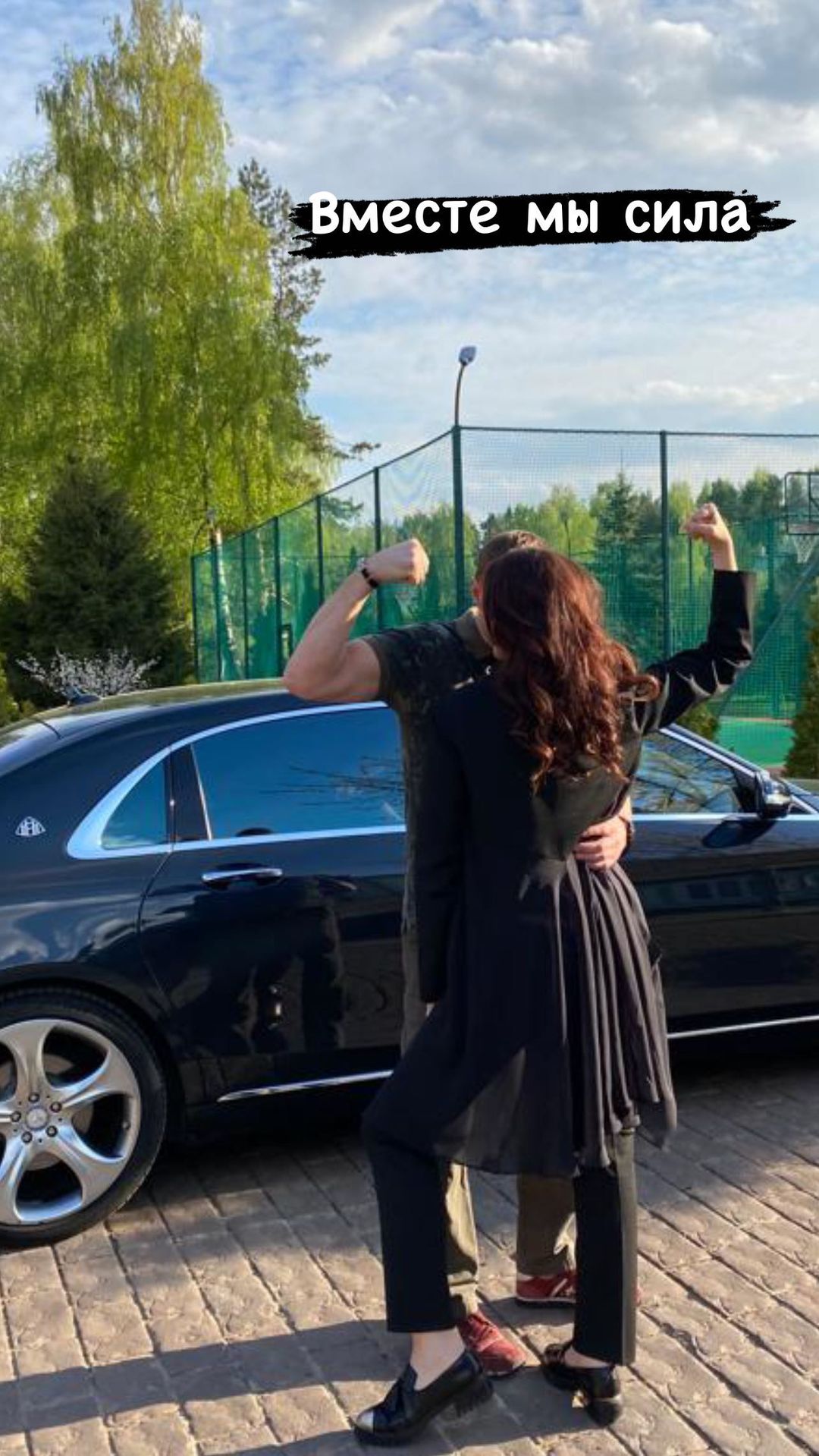 Вместе мы сила!: Оксана Федорова снялась с мускулистым мужем у шикарного авто