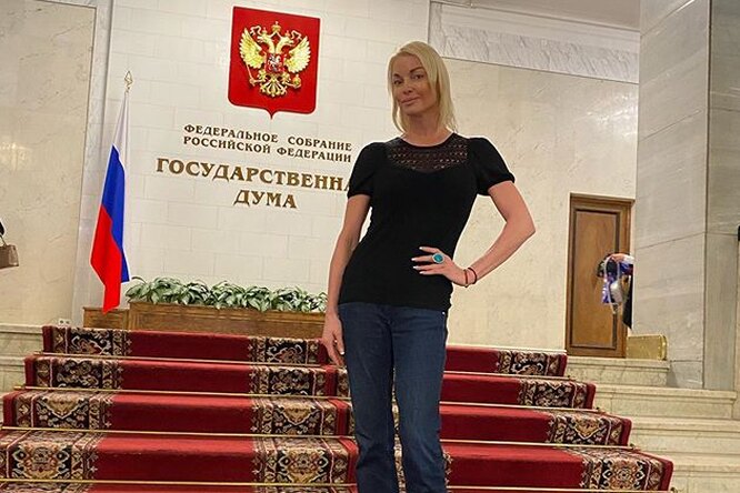 Анастасию Волочкову пристыдили за несоблюдение дресс-кода в Госдуме Анастасию Волочкову пристыдили за несоблюдение дресс-кода в Госдуме