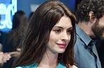 «Просто, но очень стильно»: Энн Хэтэуэй в брючном костюме появилась в Каннах