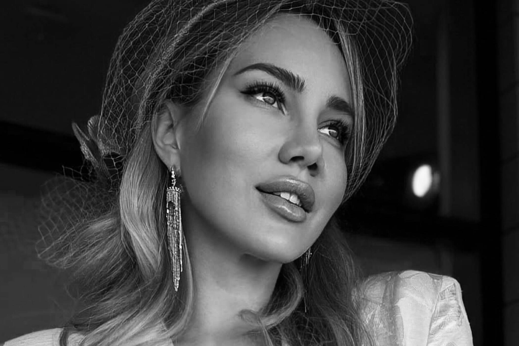 Погибла под колесами авто в Париже 34-летняя российская модель, телеведущая и певица Светлана Савицкая