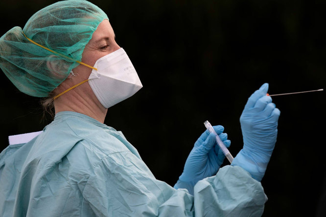 «Как нож в горле»: переболевшая коронавирусом врач рассказала о его симптомах
