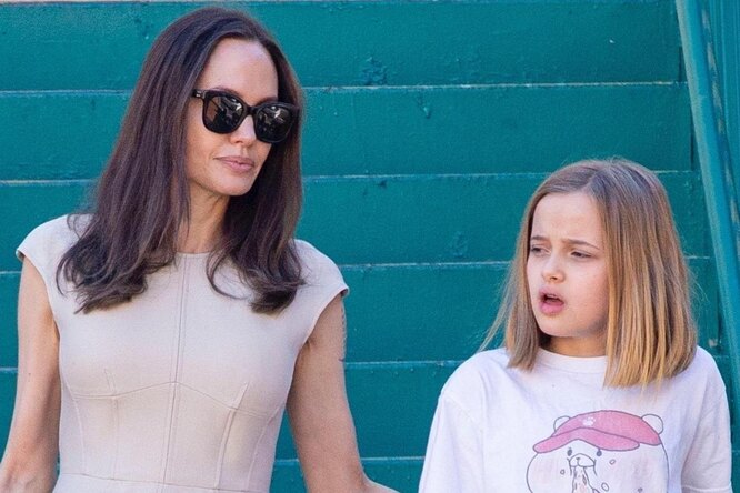 Анджелина Джоли в элегантном наряде вместе с дочерью устроила праздничный шопинг