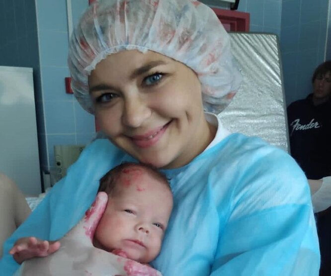 «Срочно нужен свой малыш!»: Ирина Пегова с новорожденным на руках растрогала фанатов