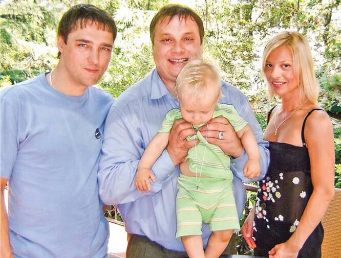 Андрей Разин с Юрием Шатуновым, его женой и сыном