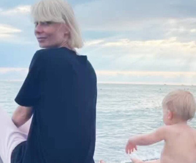 «Мать и дитя наблюдают за утопающим»: Шепелев показал невесту с голым сыном на пляже