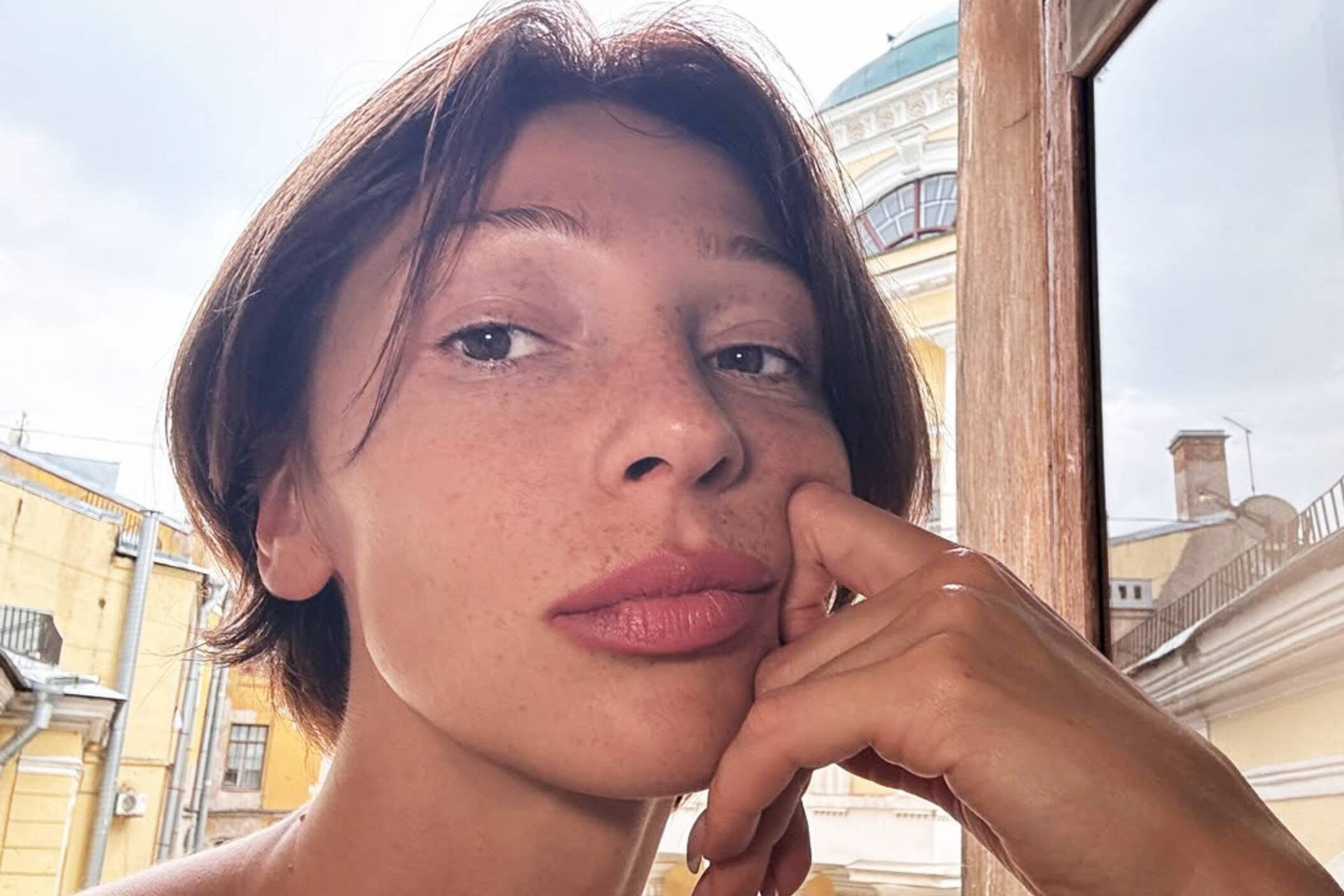 Настя Ивлеева и ее второй муж Филипп Бегак вернулись в Москву: фото из самолета и видео из аэропорта