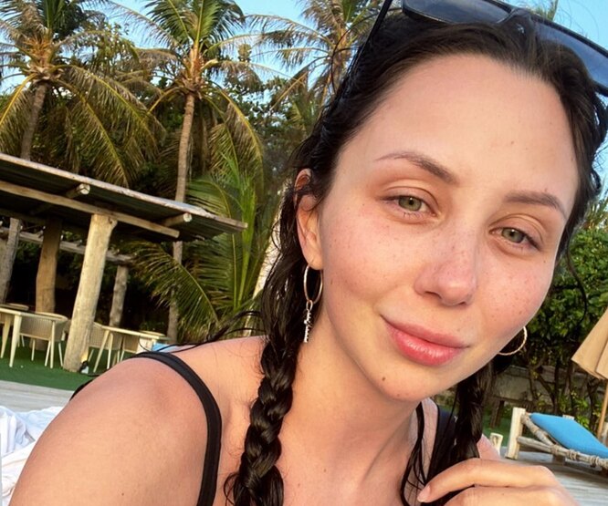 «Выглядишь как школьница!»: Туктамышева в бикини появилась на пляже на Мальдивах