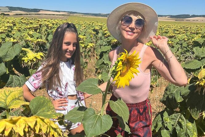 «У мамы все ребра видны»: Кристина Орбакайте снялась в подсолнухах с дочерью и мужем «У мамы все ребра видны»: Кристина Орбакайте снялась в подсолнухах с дочерью и мужем