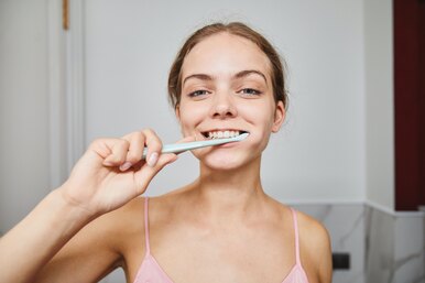 Зуб за зуб: топ-6 отечественных паст и других средств для ухода за полостью рта