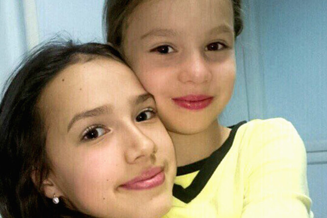 «Будь счастлива»: Алина Загитова подарила младшей сестре дорогой айфон