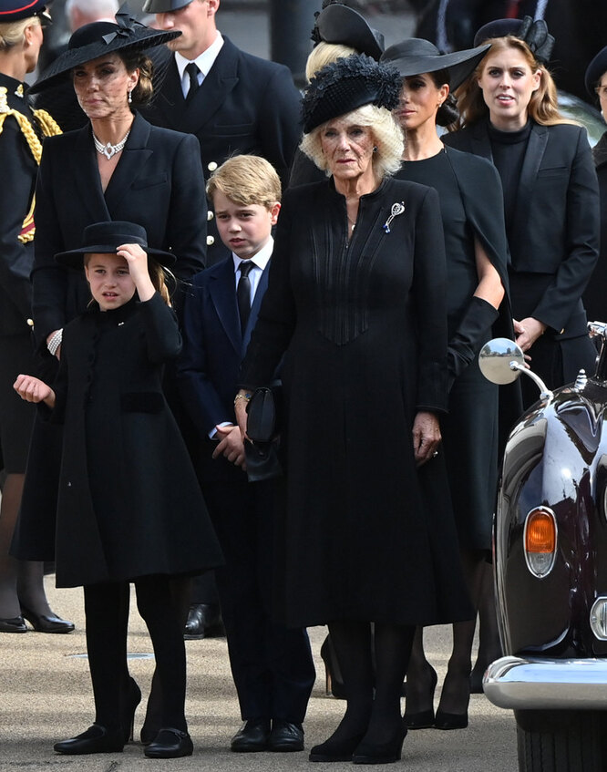 Принц Джордж и принцесса Шарлотта участвовали в похоронах королевы наряду с взрослыми