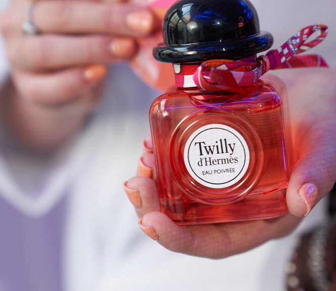 Розовый неон в Столешниковом: как прошла презентация аромата Twilly d’Hermès
