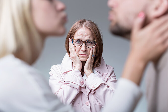 Семья с проблемами: 5 правил поведения, если партнер ругается с твоей мамой