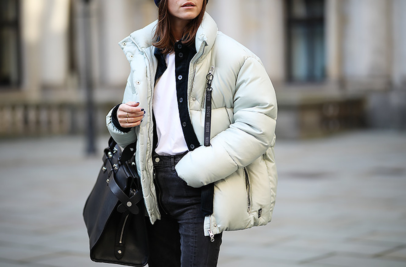 сумка к куртке оверсайз. как носить пуховик 2024. как носить пуховик 60-летним. куртка оверсайз зимняя 2022. чёрный пуховик женский.