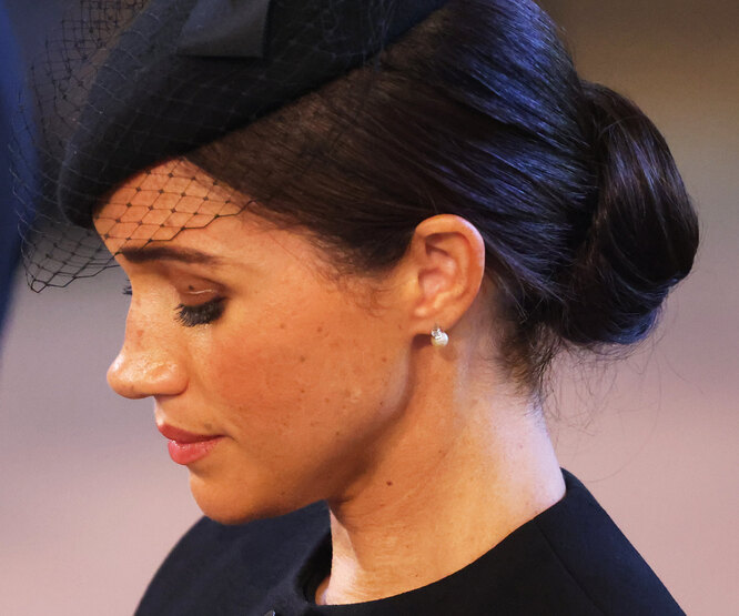 «Это не Голливуд!»: яркий макияж Меган Маркл на похоронах королевы возмутил британцев