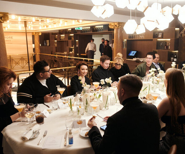 Рената Литвинова, Елена Летучая и другие гости на ужине в ресторане SAVVA