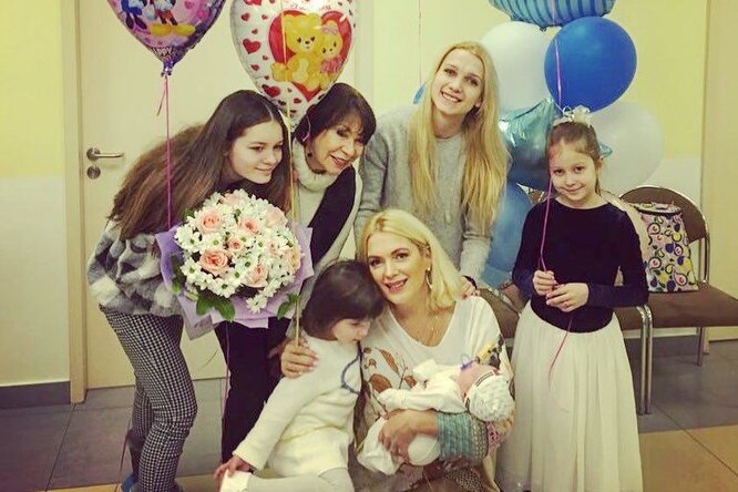 Мария Порошина показала первое фото с четырьмя дочерьми и новорожденным сыном