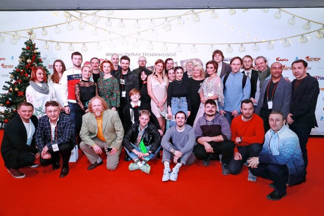 Актер Алексей Макаров прилег у елки на премьере новогодней комедии Актер Алексей Макаров прилег у елки на премьере новогодней комедии
