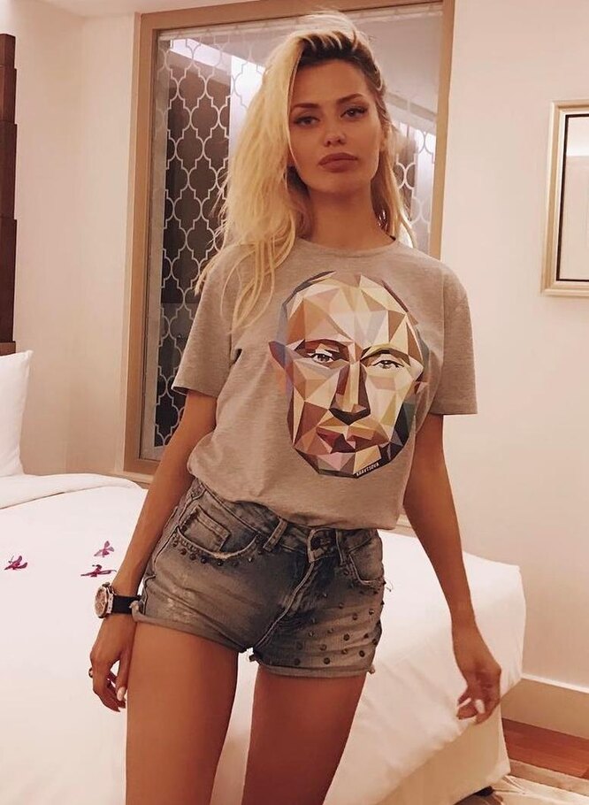 Виктория Боня в футболке с портретом президента России
