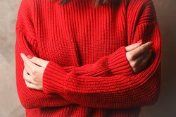 Красный свитер: как выбрать и с чем носить?