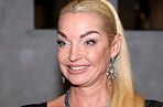 «В трусах и босоножках — роскошно!»: Анастасия Волочкова рассмешила поклонников