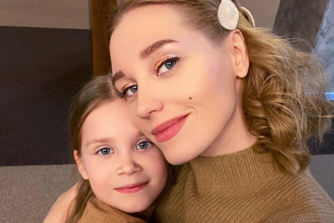 «Моя дочка окончила 1 класс!»: Кристина Асмус показала забавное фото Анастасии «Моя дочка окончила 1 класс!»: Кристина Асмус показала забавное фото Анастасии