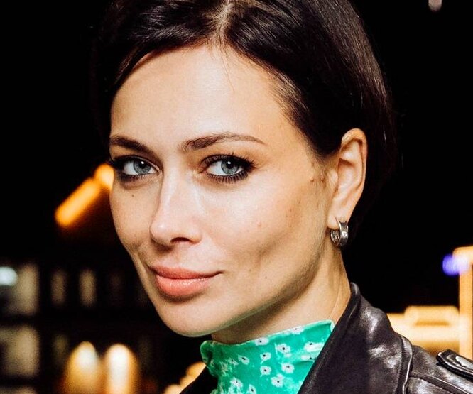 «Женственно и удобно»: Настасья Самбурская в приталенном платье появилась в Сочи