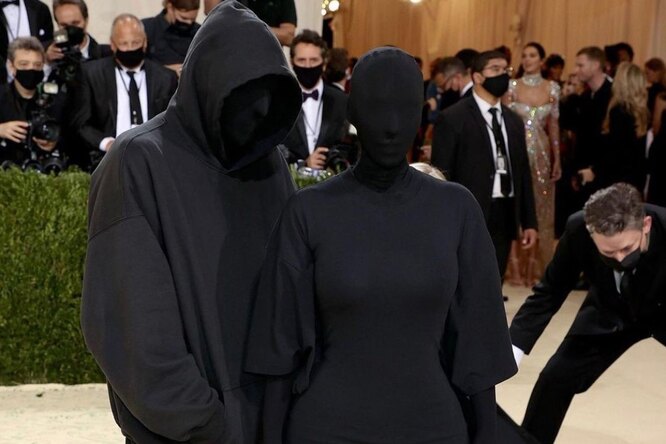 Отписался, но руку подал: Канье Уэст появился с Ким Кардашьян на Met Gala Отписался, но руку подал: Канье Уэст появился с Ким Кардашьян на Met Gala