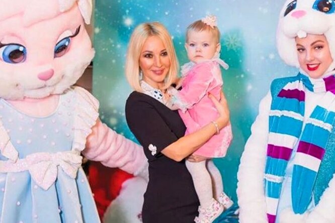 Лера Кудрявцева впервые привела дочь на новогодний утренник: забавные кадры