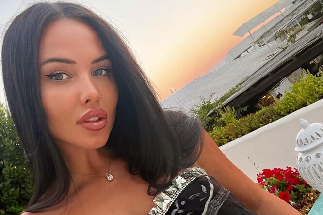 «Превратилась в голливудскую диву!»: Анастасия Решетова снялась в платье с открытой спиной «Превратилась в голливудскую диву!»: Анастасия Решетова снялась в платье с открытой спиной