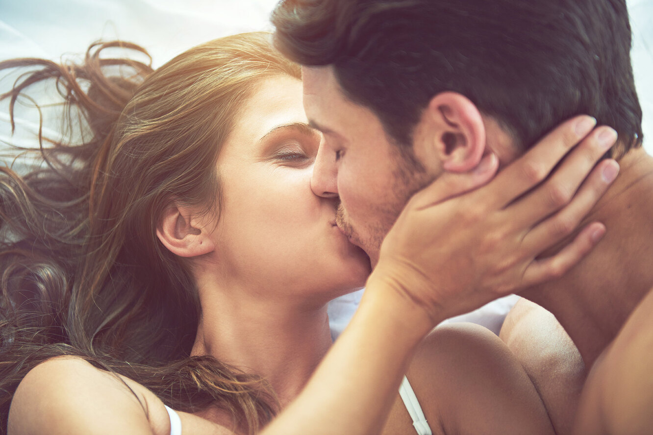 Займись сексом и похудей: сколько калорий сжигают поцелуи и интим 