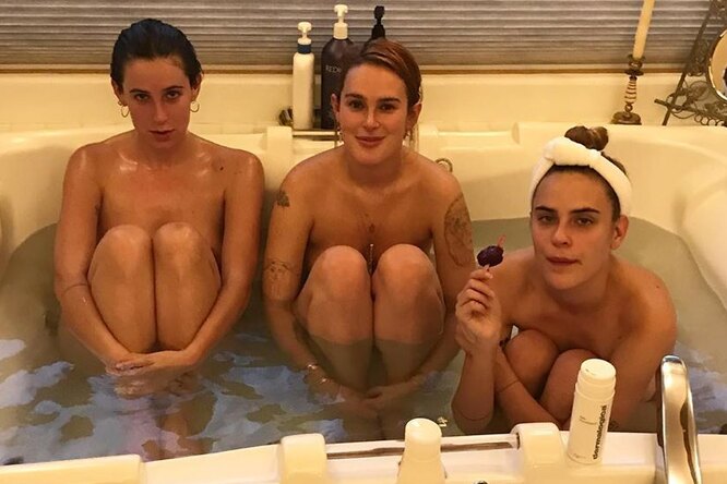 Три голые сестры: дочери Брюса Уиллиса и Деми Мур встретили 2020 год в ванне
