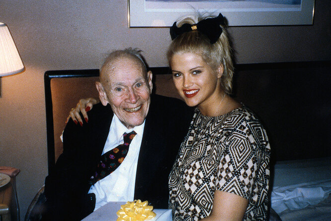 What does the late Anna Nicole Smith’s only child look like and how does she live?