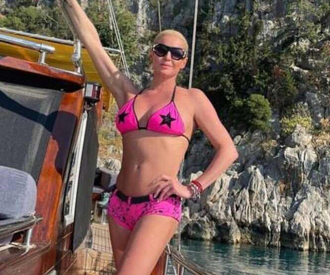 «Самый вульгарный купальник!»: Волочкова на яхте в Турции рассмешила фанатов