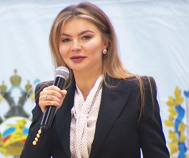Похудевшая звезда в стильном образе: Алина Кабаева совершила редкий выход в свет