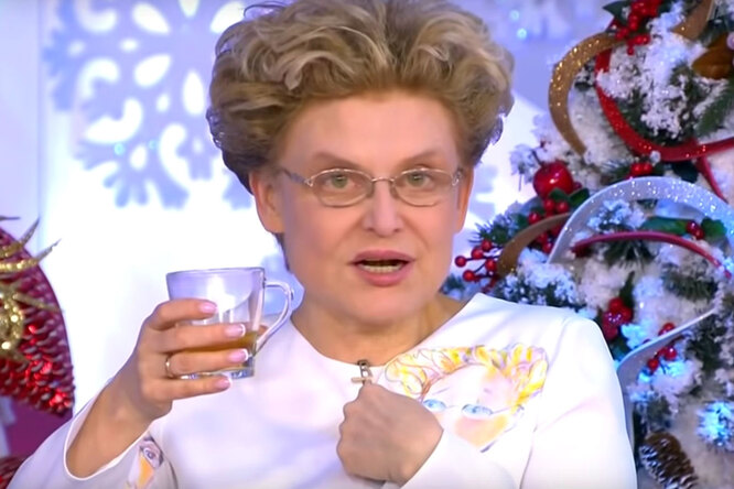 Елена Малышева появилась в эфире в экстравагантном платье со своим портретом Елена Малышева появилась в эфире в экстравагантном платье со своим портретом