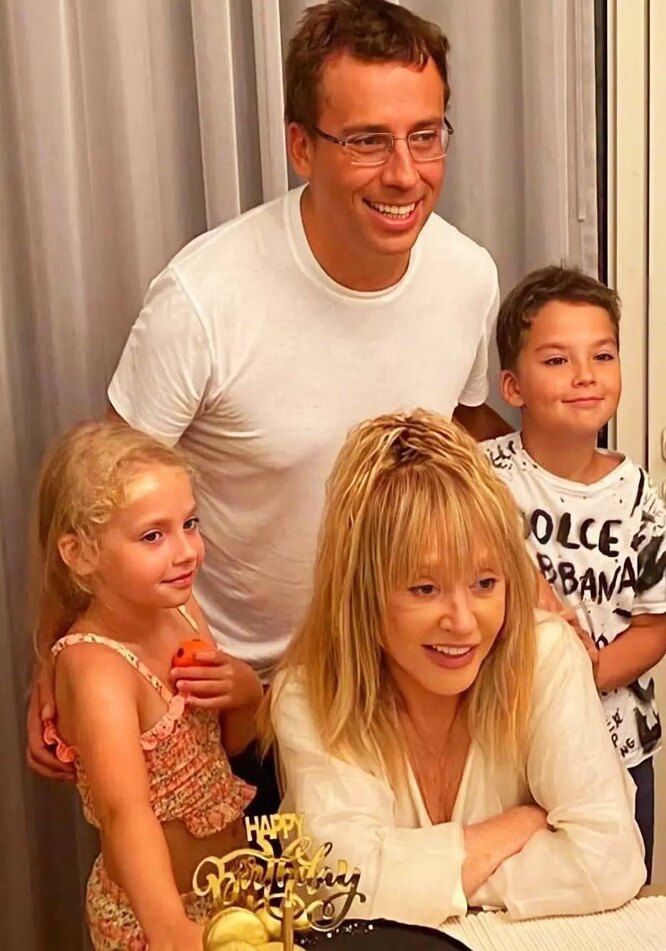 Алла Пугачева с мужем Максимом Галкиным и детьми сейчас живет в Латвии