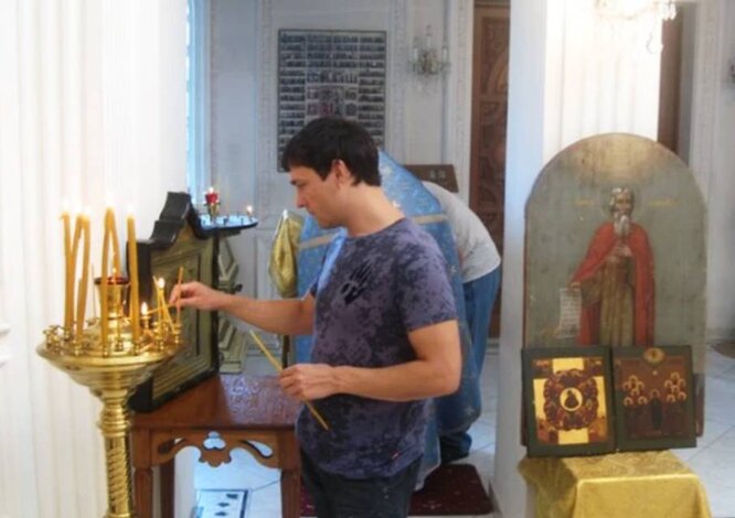 Юрий Шатунов ставит свечу в сочинском храме