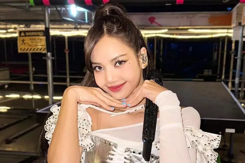 Лиса из BLACKPINK столкнулась с неприятными последствиями шоу в парижском кабаре