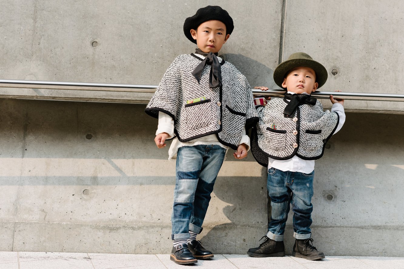 Близнецы одеваются. Модные дети. Модные детки. Стильные корейские дети. Дети Кореи модные.