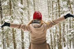 Гид по самым модным шапкам осени-зимы 2022/2023 и с чем их носить